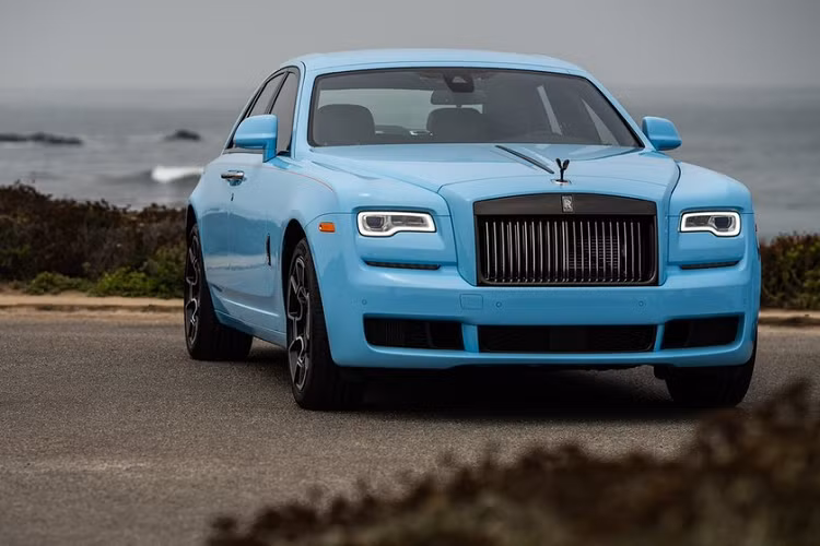 "Trái tim" của Rolls-Royce Dawn phiên bản Black Badge vẫn là khối động cơ V12, tăng áp kép, dung tích 6.6 lít nhưng giờ đây đã sản sinh ra công suất tối đa 593 mã lực, cao hơn 30 mã lực so với bản tiêu chuẩn và mô-men xoắn cực đại của xe đạt 840 Nm, tăng 20 Nm.