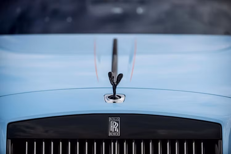 Trong số 3 chiếc xe siêu sang Rolls-Royce phiên bản Black Badge, chỉ duy nhất phiên bản Rolls-Royce Dawn Black Badge chưa xuất hiện tại thị trường Việt Nam. Các đại gia Việt hiện sở hữu 1 chiếc Rolls-Royce Ghost Black Badge và 2 chiếc Rolls-Royce Wraith Black Badge.