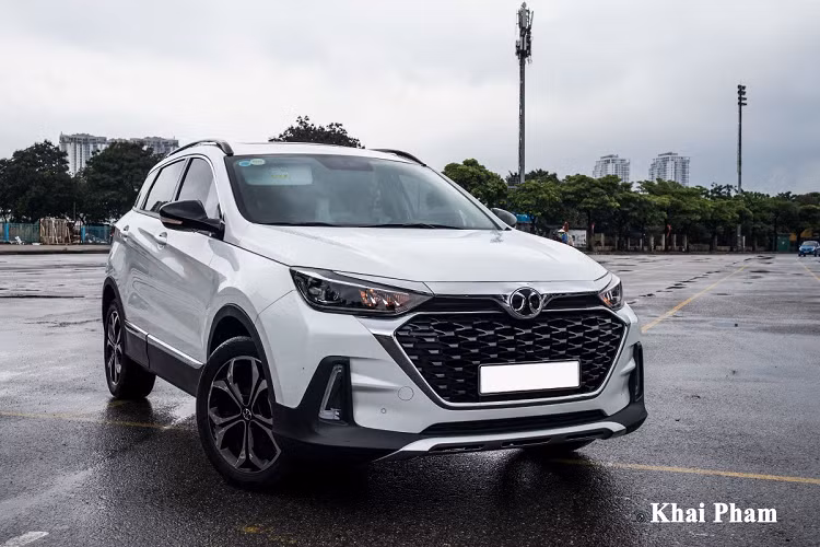 Mẫu Baic X55 tại Việt Nam mang đến màn hình giải trí 9 inch đặt nổi với khả năng kết nối USB/AUX/Bluetooth... cùng đầu ra là dàn âm thanh 6 loa.
