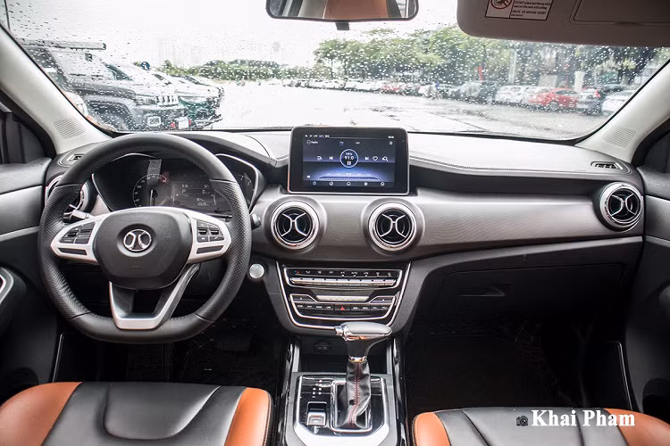 Baic tại Việt Nam sử dụng bộ la-zăng hợp kim 18 inch với tạo hình cánh hoa bắt mắt. Gương chiếu xe X55 được sơn đen bóng mang đến vẻ thể thao và kết hợp xi-nhan cùng nhiều tính năng tiện ích. Mặc dù giá rẻ, nhưng option là những điều xe Trung Quốc luôn đầy đủ với tay nắm cửa có chức năng mở khoá thông minh, hơn nhiều mẫu xe cùng phân khúc giá trên 700 triệu đồng. Ở phần trụ D, xe được sử dụng kính tối màu giúp thanh thoát hơn cũng là điểm gây ấn tượng với người tiêu dùng.