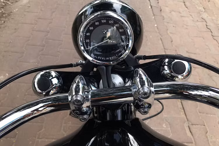 Cụm đèn trước của BMW R18 First Edition vẫn sử dụng cụm đèn tròn, bên trong có một dải đèn ban ngày hình sừng trâu nằm ngang. Phần đèn xi-nhan rời hẳn ra cụm đèn trước và được cố định trên ghi-đông.