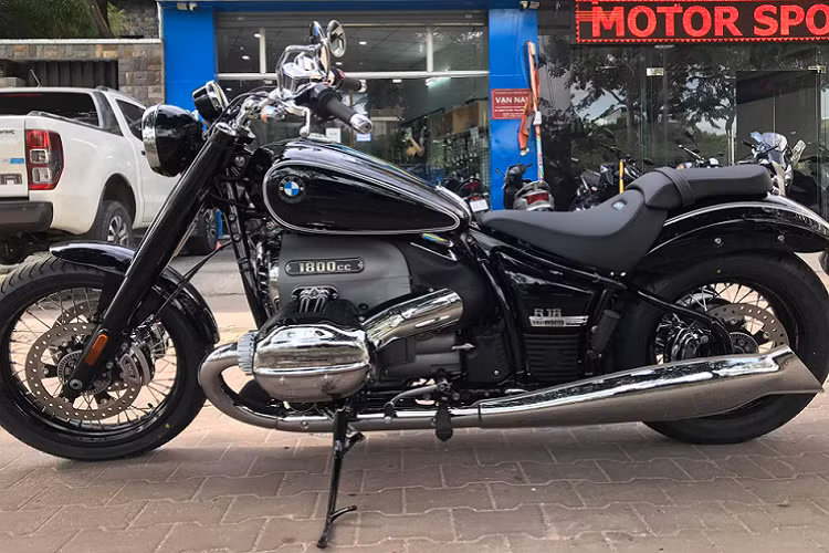 Khác với thị trường Malaysia, chiếc BMW R18 đầu tiên về Việt Nam thuộc phiên bản First Edition chưa được bán ra chính hãng bởi đối tác THACO – BMW Motorrad, mà thông qua Motor Sport – doanh nghiệp chuyên nhập khẩu, phân phối môtô có trụ sở tại TP.HCM. 