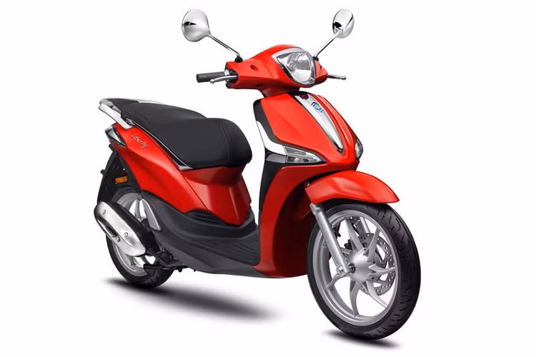 Liberty 50cc sở hữu thiết kế thanh lịch đậm chất Ý. Thiết kế nổi bật của yếm trước được khắc họa nhờ tạo hình đường nét mạnh mẽ, cá tính. Thanh chắn bùn được thiết kế hạ thấp sát bánh xe tạo cảm giác chắc chắn, thiết kế vành xe 7 chấu mang đến cho xe ga Piaggio Liberty 50cc mới sự trẻ trung, cá tính.