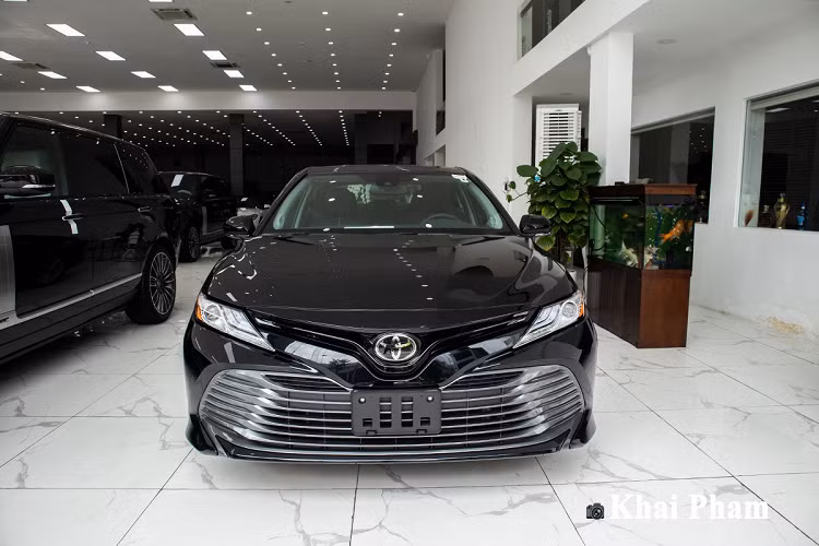 Ngoài ra, bản XLE cũng không được nhà sản xuất Nhật Bản trang bị rèm che nắng phía sau như phiên bản chính hãng 2.5Q.