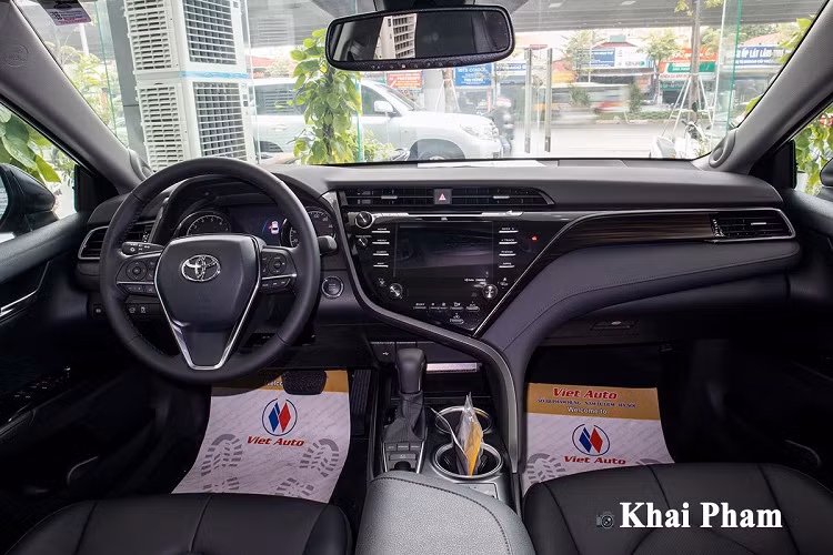 Ngoại thất của chiếc sedan hạng D nhà Toyota đủ sự lịch lãm pha trộn với phong cách trẻ trung của thế hệ thứ 8. Phiên bản nhập khẩu Mỹ tương tự bản chính hãng với đèn pha Bi-LED kết hợp 3 dây LED định vị ban ngày quen thuộc. Lưới tản nhiệt của xe mở rộng hình thang nổi bật là nét ấn tượng của thế hệ mới.