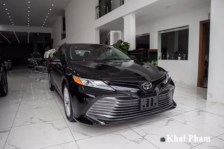 Ghế ngồi trên Toyota Camry được bọc da với tính năng chỉnh điện 10 hướng kèm 3 chế độ sưởi ấm. Điểm thu thiệt mà người dùng Toyota Camry XLE phải chấp nhận đó là hàng ghế sau xe chỉ có bệ tỳ tay kiêm để cốc thay vì màn hình cảm ứng có thể chỉnh ghế điện.