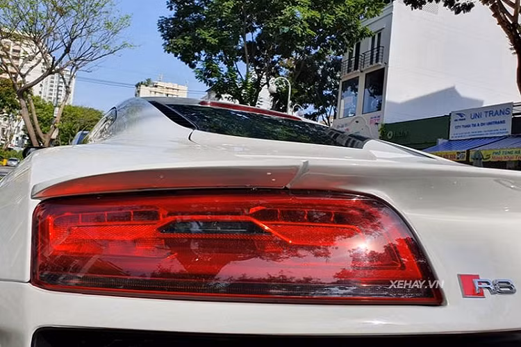 Đúng như phong cách độ xe đặc trưng của Regula Tuning, mỗi bộ phận trên Audi R8 độ V10 này đều được tinh chỉnh đôi chút - đủ để mang lại một tổng thể cuốn hút hơn, hầm hố hơn cho siêu xe.