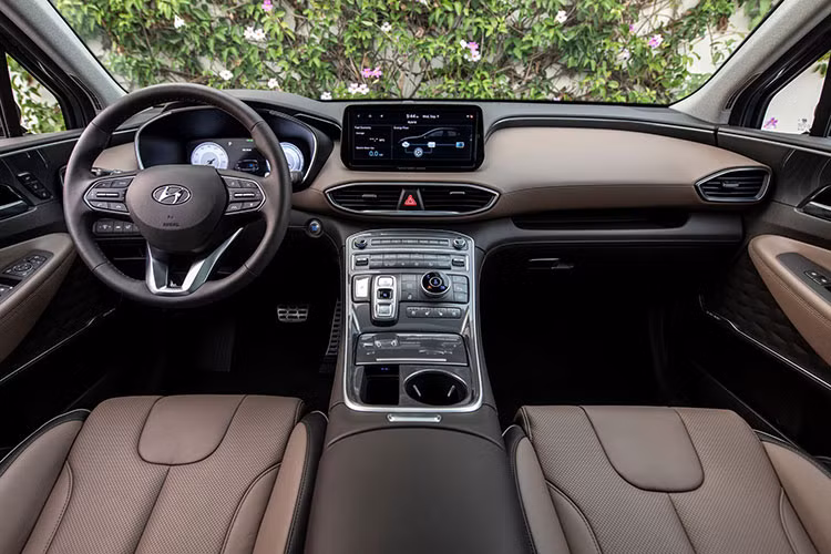 Hyundai SantaFe 2021 sở hữu kích thước nhờ được phát triển dựa trên cơ sở gầm bệ mới giống Sonata 2020. Cụ thể, so với phiên bản cũ, xe dài hơn 15 mm, từ 4.770 mm lên 4.785 mm. Không gian nội thất của mẫu xe này cũng rộng rãi hơn và được trang bị màn hình trung tâm 10,25 inch, nằm độc lập trên mặt táp-lô và hơi ngả về đằng sau. Bên cạnh đó là màn hình LCD 12,3 inch của bảng đồng hồ kỹ thuật số toàn phần.
