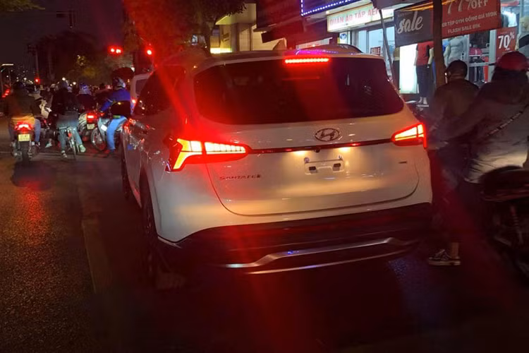 Tuy nhiên, hiện Hyundai SantaFe PHEV 2021 vẫn chưa được sản xuất vì năm sau mới bán ở thị trường châu Âu. Bên cạnh đó, chiếc Hyundai SantaFe 2021 chạy trên đường phố Việt Nam cũng không có cổng sạc điện. Vì thế, nhiều khả năng chiếc Hyundai SantaFe 2021 mới về Việt Nam thuộc phiên bản hybrid.