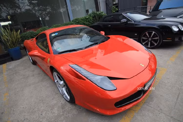  Siêu xe Ferrari 458 nói chung và 2 biến thể Italia Coupe và Spider nói riêng đều là các sản phẩm đạt được những thành công vang dội trên toàn thế giới. Khác với nhiều mẫu siêu xe anh em trước đó, Ferrari 458 là sự pha trộn giữa vẻ đẹp thể thao kiểu F1 và một mẫu siêu xe đường phố. Bên cạnh đó, những đường nét thiết kế mềm mại cũng chính là đặc trưng của Ferrari trên siêu phẩm này.