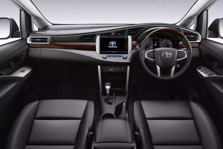 Nội thất bản Premium của Crysta 2021 sở hữu màn hình hỗ trợ lái, màn hình cảm ứng 9 inch mới hỗ trợ hệ thống kết nối Apple CarPlay, hệ thống T-Connect. Vô lăng tích hợp Cruise Control. Ghế lái chỉnh điện 8 hướng, hàng ghế phía sau 2 ghế. Ghế ngồi bọc da và nội thất trang trí ốp gỗ. Hỗ trợ lái đi kèm với 2 cảm biến hỗ trợ đỗ xe trước, 4 cảm biến sau và camera lùi. Trang bị an toàn với 7 túi khí, ổn định thân xe (VSC),… tương tự các phiên bản thường.