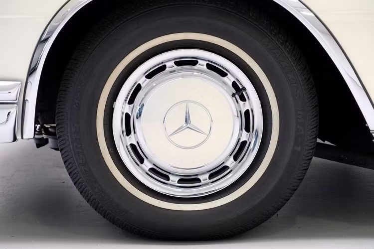 Trong số đó, phiên bản “quý hiếm” nhất chắc chắn là Mercedes-Benz 600 Pullman Landaulet với chỉ vỏn vẹn 59 chiếc ra đời. Đặc biệt hơn, mẫu limousine Pullman này mới đây đã bất ngờ xuất hiện với tin rao bán trên trang Auto Leitner của Hà Lan, kèm theo mức giá 2,15 triệu Euro (tương đương gần 55 tỷ đồng).