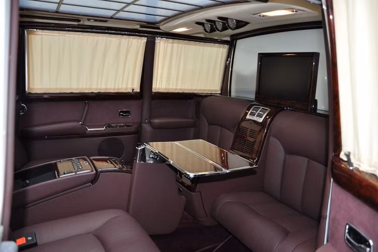 Tất nhiên, chiếc Mercedes-Benz 600 Pullman 1975 đã được tân trang và “dọn dẹp” sạch sẽ để sẵn sàng tới tay chủ nhân mới. Đầu tiên, chiếc limousine khoác lên mình lớp màu kim loại Perlmutt Weis, một tùy chọn sơn chưa xuất hiện tại thời điểm cách đây 50 năm.