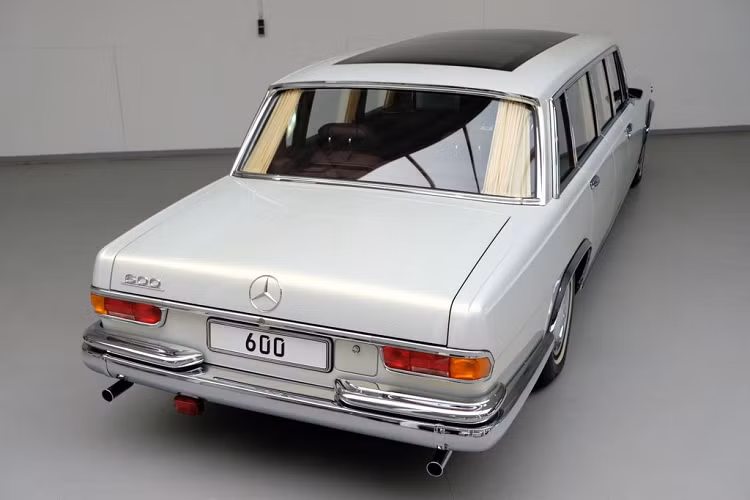 Được bán ra với các biến thể Mercedes-Benz 600 Pullman bao gồm trục cơ sở ngắn, trục cơ sở dài 4 cửa và 6 cửa, dòng sản phẩm 600 đã được chế tạo thủ công từ năm 1963 tới 1981 với tổng số lượng chỉ 2677 chiếc.