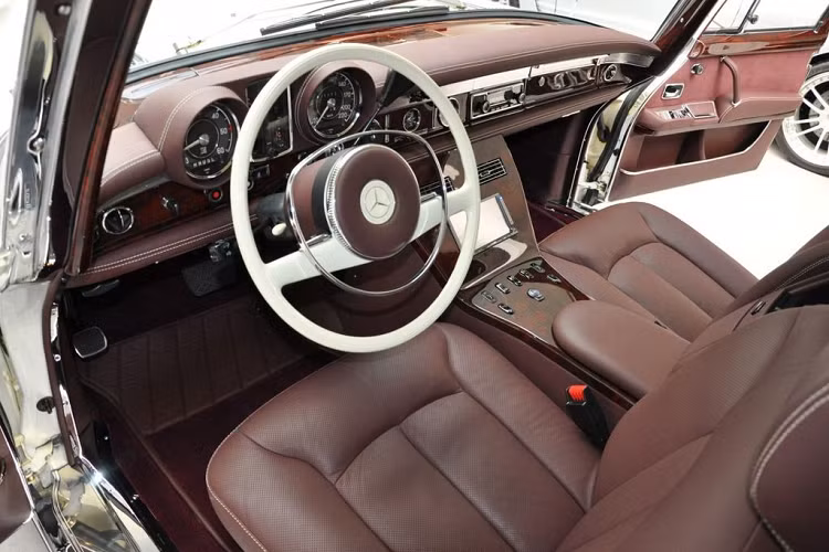 Chưa hết, khoang nội thất của Mercedes-Benz 600 Pullman 1975 còn được đại tu với vẻ tiện nghi và hiện đại, không thua kém gì một chiếc Maybach hiện nay. Toàn bộ chi tiết bên trong đã được tái thiết với một số bộ phận đến từ chiếc limousine Maybach 62 như cửa sổ trời toàn cảnh, tích hợp chức năng điều chỉnh sáng/tối, kèm theo bảng điều khiển chỉnh điện.