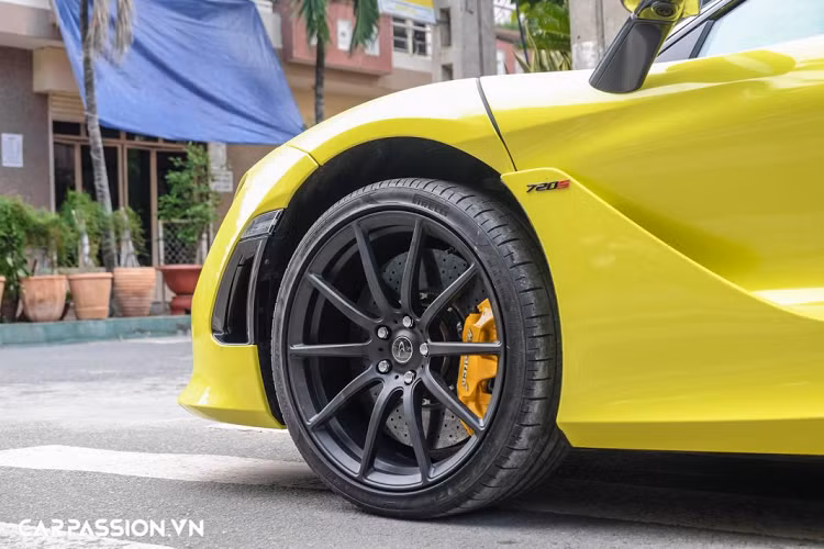 Ở phần đầu xe, McLaren mang đến cho dòng xe 720S một cái nhìn đậm tính khí động học với sự xuất hiện của các hốc gió lớn. Đèn chiếu sáng trên 720S được McLaren cải tiến lại với hệ thống đèn LED sử dụng công nghệ Static Adaptive Headlight, cụ thể là sẽ có 5 bóng đèn LED chiếu vào vùng xe gần nhất, 12 bóng còn lại sẽ chiếu thẳng về phía trước nhưng không gây chói mắt cho xe đối diện.