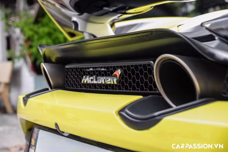 Một điểm đáng chú ý về mặt thiết kế của McLaren 720S là hãng xe Anh Quốc đã loại bỏ hoàn toàn hốc gió kép được bố trí hai bên đầu xe như chiếc 650S hay 675LT, thay vào đó là hai hốc gió nhỏ được đặt ngay dưới đèn pha. Sở dĩ McLaren loại bỏ hai hốc gió truyền thống là do họ vận dụng công nghệ thân xe kép (Monocage II) cho 720S, điều này có nghĩa McLaren đã bổ sung thêm một khoảng không gian ở giữa thân xe giúp dẫn không khí từ các hốc gió vào thẳng khoang động cơ để làm giảm nhiệt, hiệu quả đến gần như tức thì khi khả năng tản nhiệt của 720S được cải thiện thêm 15% so với chiếc 650S tiền nhiệm.