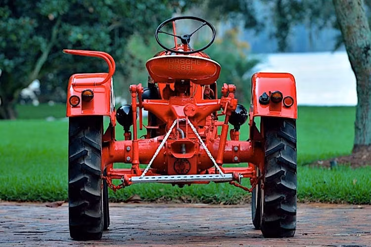 Máy kéo Porsche Model 108 Junior như chúng ta thấy trong ảnh rõ ràng là đã được phục chế, nhưng nó vẫn giữ nguyên tất cả máy móc khi lăn bánh khỏi nhà máy trong năm 1959. Điều đó bao gồm động cơ 822 cc tí hon chính hãng với 14 mã lực, và hộp số sàn 3 cấp – chúng liên kết với nhau bởi một kết nối thủy lực.