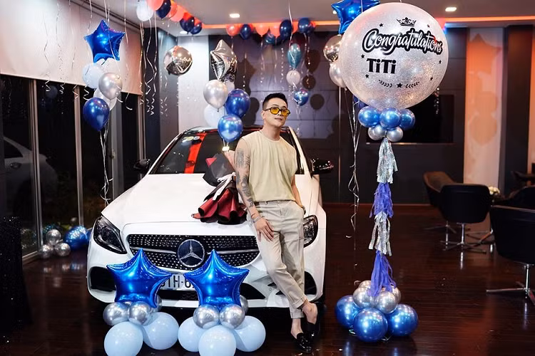 Chiếc xe Mercedes-Benz C300 AMG của Ti Ti mới mua có màu sơn trắng cùng nội thất bọc da màu đen. Xe thuộc phiên bản 2020 nên có thêm trang bị mới là cửa sổ trời toàn cảnh Panorama dạng kính cho cả hàng ghế sau. Hiện chưa rõ nam ca sĩ Linh Phương đã bỏ ra bao nhiêu tiền để tậu Mercedes-Benz C300 AMG đời 2020, chỉ biết rằng, giá xe Mercedes-Benz C300 AMG 2020 mới nhất tại Việt Nam sẽ là 1,939 tỷ đồng.