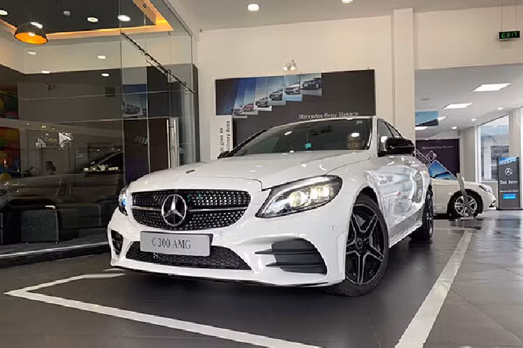 Mercedes-Benz C300 AMG đời 2020 mà nam ca sĩ Ti Ti mới mua sở hữu ngoại hình thể thao nhờ gói phụ kiện AMG. Đặc điểm nhận dạng của Mercedes-Benz C300 AMG 2020 nằm ở lưới tản nhiệt với mắt lưới kim cương và bộ vành hợp kim 18 inch.