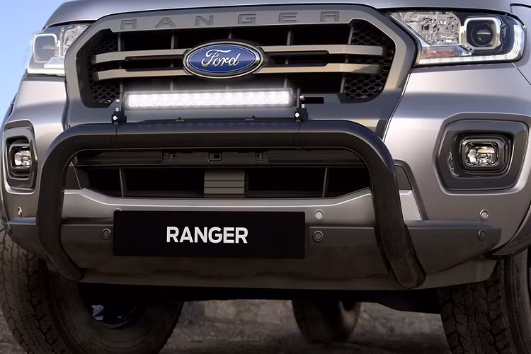 Ranger Wildtrak X được trang bị đèn chiếu sáng Bi-LED. Hệ thống đèn mới này giúp tăng khả năng chiếu sáng thêm 17-20% so với đèn LED thông thường. Ford cũng bổ sung thêm một thanh LED trợ sáng gắn ở cản trước.