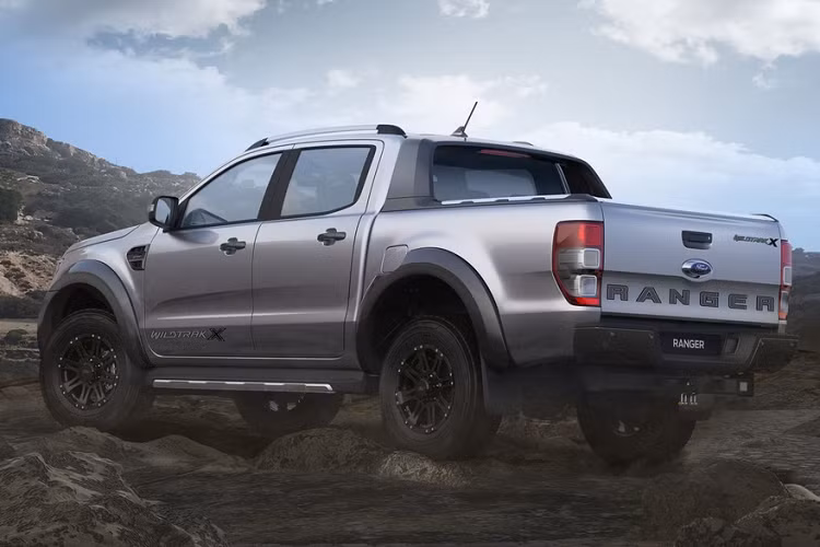Ford trang bị tiêu chuẩn cho phiên bản này nắp thùng sau chỉnh điện, người sử dụng có thể đóng/mở nắp bằng chìa khóa, công tắc gắn trong cabin hoặc trong thùng sau.