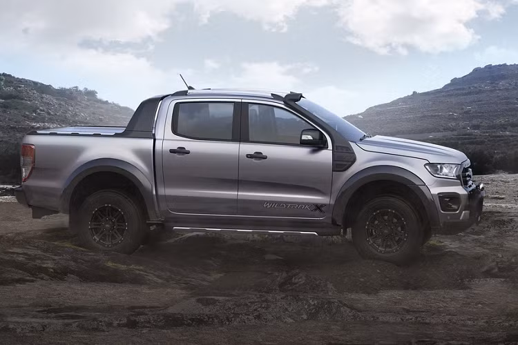 Nhìn từ bên hông, Wildtrak X tạo điểm khác biệt với những phiên bản khác ở logo Wildtrak X tại cửa trước, ống lấy gió ở cột A và bộ mâm 18 inch màu đen nhám.