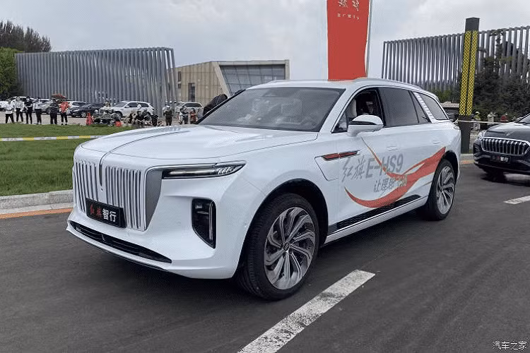 Vào ngày 28/7 vừa qua, thương hiệu Hồng Kỳ thuộc FAW Group đã giới thiệu rộng rãi trước công chúng hai chiếc SUV điện cỡ lớn E-HS9 tại một sự kiện của FAW. Trong đó, một chiếc mang màu tím và một chiếc màu trắng. Đây không phải là lần đầu tiên chúng ta được thấy hình ảnh về mẫu SUV điện Hồng Kỳ E-HS9 mới này, nhưng những hình ảnh trước đây thường không rõ ràng.