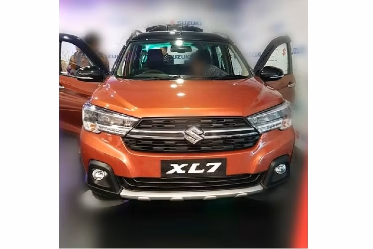 Nằm giữa cụm đèn pha dành riêng cho Suzuki XL7 2020 là lưới tản nhiệt hình lục giác cỡ lớn hơn và nằm thẳng đứng hơn với nan mạ crôm kép nối với logo của nhà sản xuất. Ngoài ra, xe còn có hốc gió trước rộng hơn, cản trước dày dặn hơn, cụm đèn sương mù chuyển sang vị trí mới và chi tiết giả tấm ốp bảo vệ gầm theo phong cách SUV.