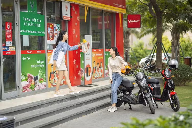 Ngoài ra, hãng xe Việt còn tiên phong áp dụng hình thức thuê pin để sử dụng trong suốt vòng đời sản phẩm. Với hình thức này, người dùng giảm được chi phí mua xe ban đầu. Rủi ro trong quá trình sử dụng như cháy nổ khi sạc cũng được loại bỏ. Đây là những nguyên nhân chính khiến người tiêu dùng ngần ngại với xe máy điện.