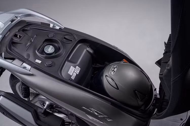Trong khi khung sườn của SH350i không có gì khác so với thế hệ SH300i cũ, toàn bộ vỏ xe mang diện mạo ấn tượng nhờ thừa hưởng ngôn ngữ thiết kế hoàn toàn mới, tương tự như Honda SH150i tại Việt Nam.
