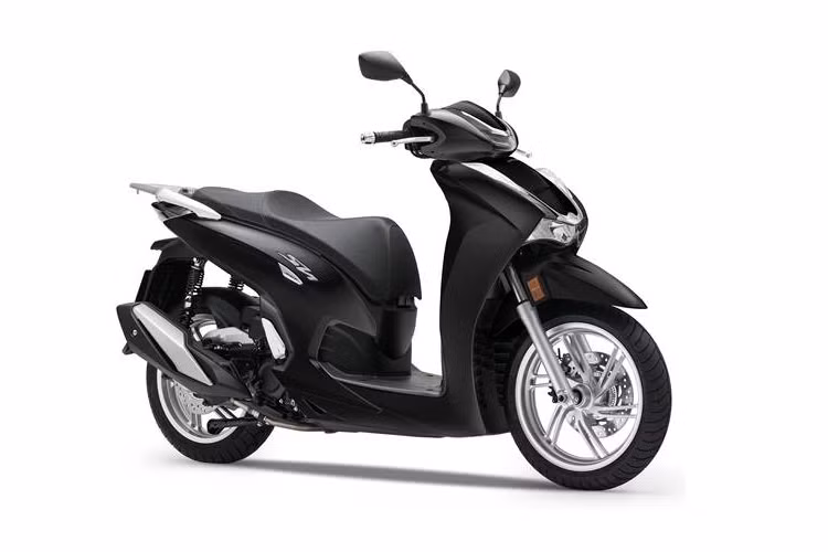 Về trang bị và tiện ích, Honda SH350i được hãng xe Nhật trang bị đồng hồ kỹ thuật số LCD, hệ thống khóa thông minh Smart Key, hệ thống chống bó cứng phanh ABS, cổng sạc USB Type-C, cốp xe chứa được mũ bảo hiểm cả đầu. Nếu có nhu cầu, khách hàng có thể trang bị tehem cho xe các phụ kiện như kính chắn gió, ốp bảo vệ tay lái, nắm tay có tính năng sưởi.