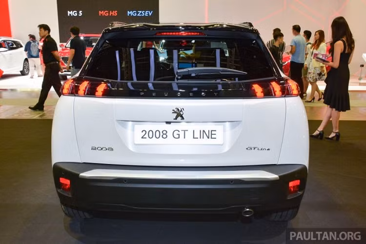 Đằng sau, Peugeot 2008 2020 được trang bị phần đuôi xe có thiết kế khá nhạt nhòa nếu so với đầu xe và sườn xe. Hãng Peugeot đã trang bị cản sau bằng nhựa khá lớn và cửa cốp thẳng đứng cho mẫu SUV cỡ B này. Cụm đèn hậu thanh mảnh, mượt mà và cánh gió mui bao quanh kính sau là những điểm nhấn còn lại trong thiết kế ngoại thất của xe.