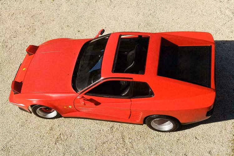 Giá xe Ferrari Testarossa nhái là 14.900 euro (khoảng 380 triệu đồng) ban đầu nghe có vẻ hợp lý, thế nhưng một khi biết rằng đây chỉ là một chiếc Ferrari nhái với khung gầm Porsche thì mọi chuyện có thể khác. Với số tiền này, người ta có thể dễ dàng tìm thấy một chiếc Porsche 924 nguyên bản mà chưa từng bị “chọc ngoáy”. Hơn nữa, chiếc xe này còn đang được bán ở Đức nơi các fan hâm mộ Porsche địa hương chắc sẽ cảm thấy “ngứa mắt” với nó.