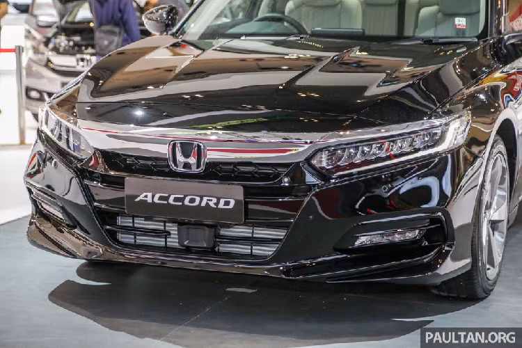 Honda Accord được trang bị đèn chiếu sáng công nghệ LED tích hợp cảm biến bật tắt tự động, đèn hậu LED cách điệu chữ C, gạt mưa tự động, mâm xe hợp kim kích thước 18 inch thiết kế dạng cánh quạt.