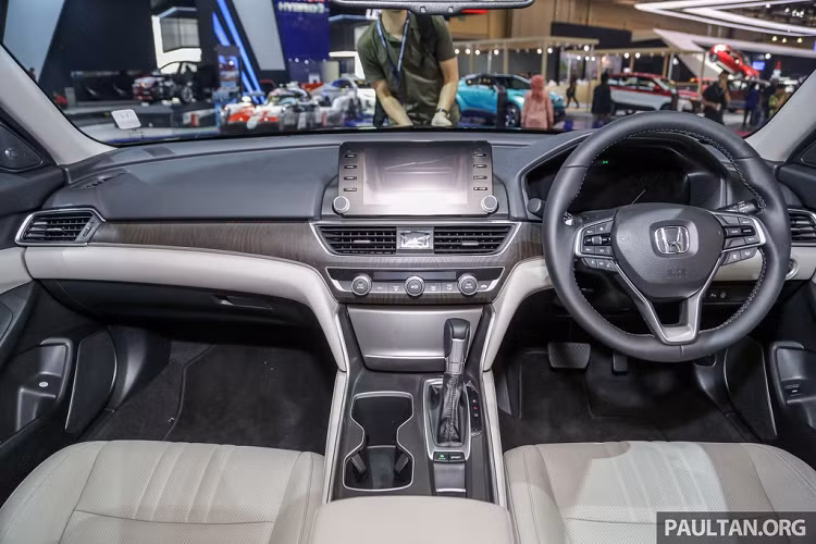 So với thế hệ trước, Accord đời mới có nội thất trẻ trung và hiện đại hơn. Honda tiếp tục sử dụng các vật liệu cao cấp như da, nhựa mềm và ốp vân gỗ ở bảng tablo, ghế ngồi, bên trong cửa để tăng sự sang trọng cho ca-bin.