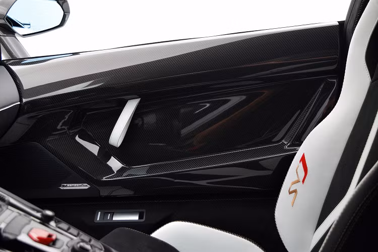 Tông màu chủ đạo của không gian này là màu đỏ Rosso Alala kết cùng cùng màu đen và sợi carbon. Ngoài ra, về thiết kế chung sẽ gần như tương đồng với các phiên bản Coupe và không có sự khác biệt rõ rệt.