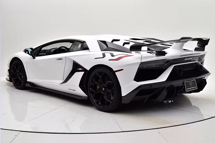 Đối với khoang cabin, siêu phẩm Lamborghini Aventador SVJ Roadster với số series sản xuất thứ 10.000 này được tuỳ chọn khoang nội thất cá nhân hoá của bộ phận Ad Personam.