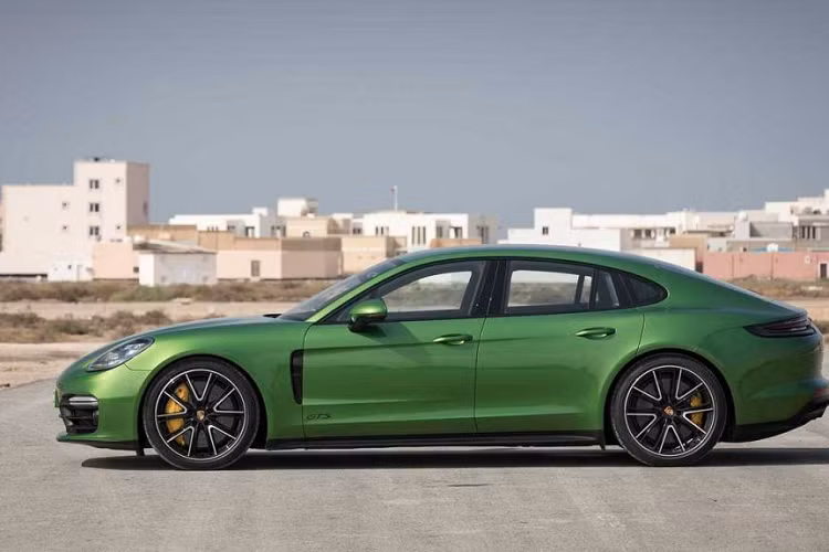  Porsche Panamera – 60,1 ngày Porsche Panamera là mẫu xe đắt thứ 2 trong danh sách với giá bán trung bình là 88.876 USD trên thị trường xe sang cũ. Chủ xe phải mất khoảng 2 tháng để bán chiếc Panamera đã qua sử dụng của họ.