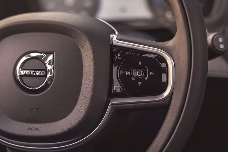 Nhờ vào vị trí lắp đặt động cơ điện và bộ pin 9.1 kWh với chỉ 52% trọng lượng được phân bổ lên bánh trước, Volvo XC90 T8 2020 nhận được sự cân bằng về trọng lượng giữa phía trước và phía sau. Chính yếu tố này đem lại cho chiếc SUV sự ổn định và mượt mà tại mỗi khúc cua, độ bám đường luôn được đảm bảo ở mức lý tưởng nhất. Dung tích bộ pin mới cũng được gia tăng đáng kể, đây có thể coi là nâng cấp phần cứng lớn nhất đối với phiên bản 2020.