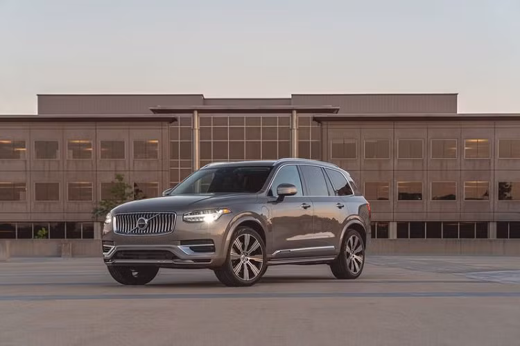 Không chỉ vậy, Volvo XC90 2020 mới còn từng được mệnh danh là “mẫu xe an toàn nhất thế giới” với hàng loạt các công nghệ hiện đại bậc nhất và liên tục “ẵm” hơn 200 giải thưởng quốc tế về thiết kế cũng như tính năng trang bị. “Trái tim” của Volvo XC90 T8 2020 là khối động cơ I4 2.0L 313 mã lực áp dụng công nghệ tăng áp và siêu nạp, cung cấp sức mạnh cho cầu trước thông qua hộp số tự động 8 cấp.