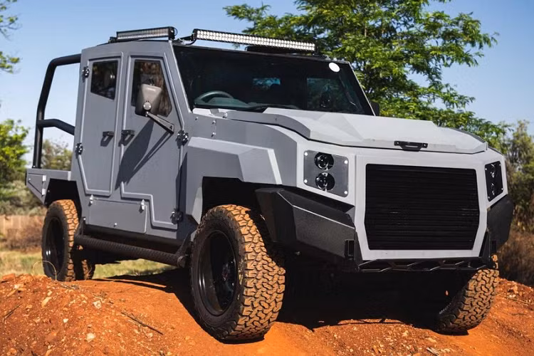Độ những chiếc xe SUV vạm vỡ trở thành một chiếc xe bọc giáp kiên cố như xe tăng không phải là một chuyện gì mới, tuy nhiên không phải vì thế mà chúng ta hết cảm thấy kinh ngạc với chúng. Mới đây, công ty chuyên độ xe bọc giáp SVI ở Nam Phi đã chính thức giới thiệu mẫu Land Cruiser 79 Series được biến đổi từ đầu tới đuôi có tên gọi SUV chống đạn Max 3. Nói đơn giản, SVI đã biến đổi mẫu SUV vốn đã vạm vỡ thành một cỗ máy có thể bảo vệ hành khách khỏi những loại đạn có sức công phá cao.