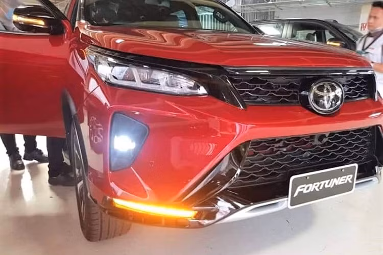 Bên cạnh đó, Toyota Fortuner 2021 còn có hệ thống VFC, vô lăng tự điều chỉnh độ cứng mềm tùy vào vận tốc nhằm giúp người lái đỡ mệt mỏi. Các cảm biến cảnh báo va chạm đặt ở đuôi xe và góc cản trước. Mẫu SUV giờ đây có thêm chế độ lái Sport, ở chế độ này, bướm ga được điều chỉnh cho phản ứng ga nhanh hơn.