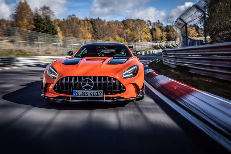 Siêu xe Mercedes-AMG GT Black Series sử dụng hộp số tự động 7 cấp ly hợp kép. Nhà sản xuất công bố khả năng tăng tốc từ 0-96 km/h trong khoảng 3,1 giây và đạt vận tốc 200 km/h dưới 9 giây. Vận tốc tối đa đạt gần 323 km/h.