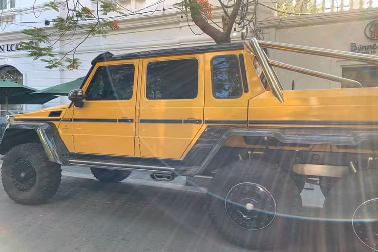 Trước đó, chiếc SUV hạng sang chuyên off-road này đã bất ngờ lăn bánh trên đường phố dải đất hình chữ S lần đầu tiên sau 1 năm lộ ảnh về Việt Nam. Khi đó, chiếc Mercedes-Benz G63 AMG 6x6 lăn bánh trên các con đường tại thủ đô Hà Nội.
