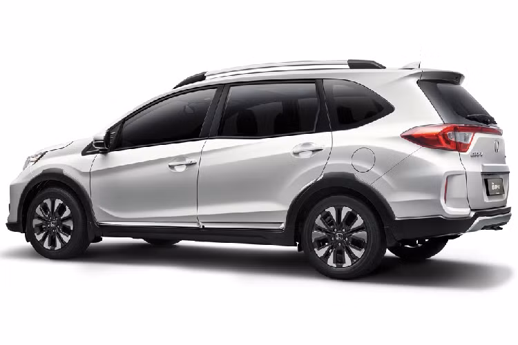 Trang bị tiêu chuẩn ở ngoại thất bao gồm mâm 2 tông màu 16 inch, ăng-ten vây cá mập và một cản sau mới. Trang bị an toàn trên xe vẫn tương tự phiên bản hiện hành với 2 túi khí phía trước, kiểm soát ổn định điện tử, ABS và EBD.