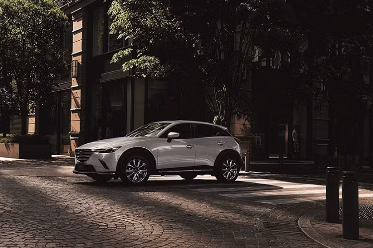 Trong khi đó, phiên bản Mazda CX-3 Proactive được trang bị hệ thống chiếu sáng full-LED, có chức năng đèn pha tự động điều chỉnh độ cao chiếu sáng và bật/tắt. Cản trước khác biệt so với bản tiêu chuẩn và Comfort với các đường viền mạ chrome bóng bẩy. Mâm xe hợp kim 18 inch.
