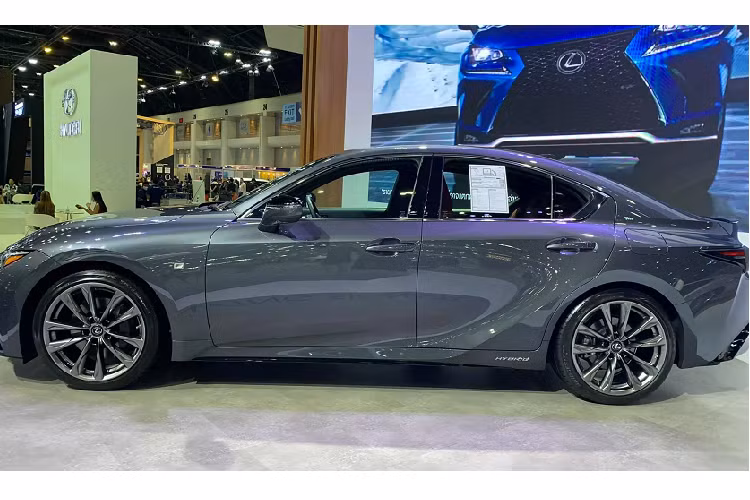 Cả 3 phiên bản Lexus IS 2021 mới tại Thái Lan đều sử dụng chung một động cơ 4cyl thẳng hàng, dung tích 2.5L (2.494cc), hút khí tự nhiên (N/A), Dual VVT-i, mã động cơ 2AR-FXE, cho công suất tối đa 181 mã lực tại 6.000 vòng/phút.
