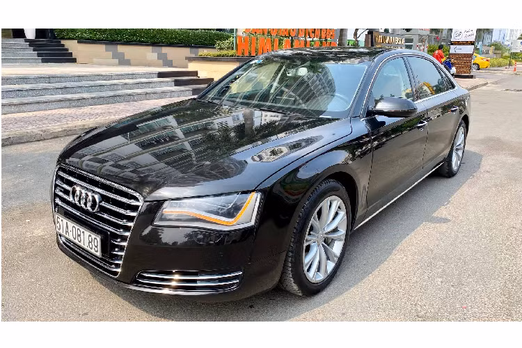 Theo thông tin rao bán, chiếc xe sang Audi A8L đời 2011 thuộc thế hệ thứ 3 đã lăn bánh được hơn 76.xxx km. Xe sở hữu ngoại thất màu Đen bóng đi cùng với nội thất mang tông màu Nâu lịch lãm.