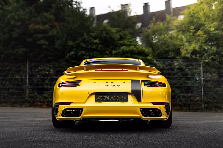 Ngoài những thay đổi ở bộ ECU điều khiển động cơ, chiếc 911 Turbo S được thay mới và nâng cấp một loạt chi tiết để gia tăng công suất. Đó là hệ thống làm mát khí nạp, bộ lọc không khí thể thao và đường khí nạp làm từ vật liệu nhôm. Ngoài ra, hệ thống ống xả được bổ sung van điều tiết để âm thanh phát ra hấp dẫn hơn.